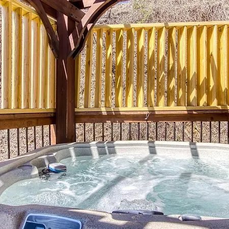 Ooglie Bear, Hot Tub, Wifi, Free Attraction Tickets!!! Vila